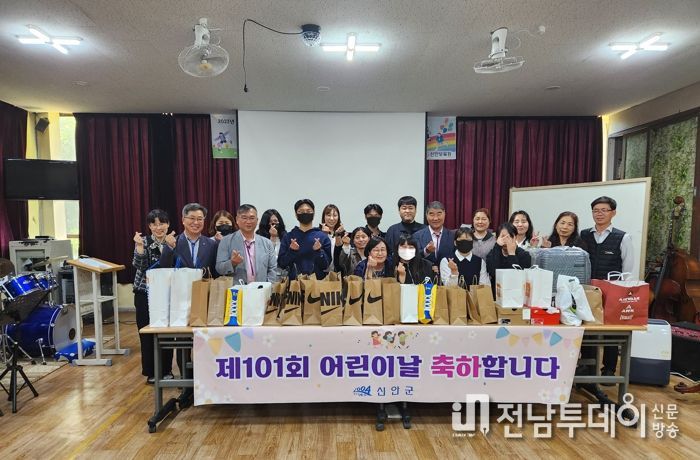 어린이날 위문품 전달: 지난 3일 관내 아동복지시설에서 어린이날 선물 전달 후 기념 촬영