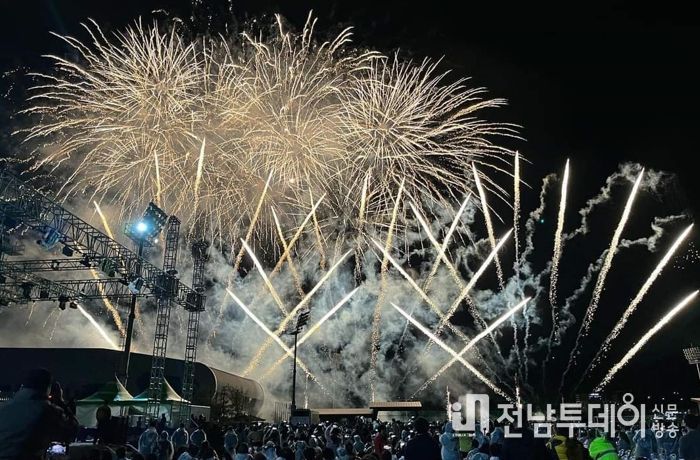 보성세계차엑스포 환하게 밝힌 ‘보성 불꽃축제’벌교생태공원 일원에서 개최됐다.