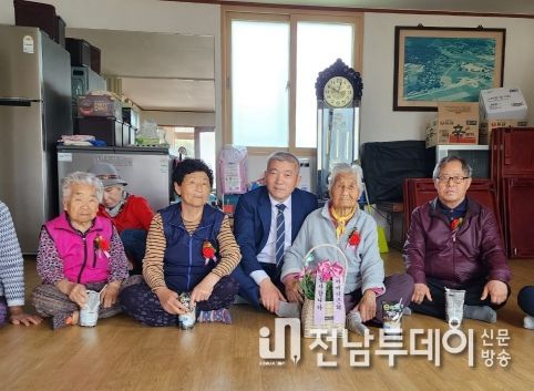 장흥군 장평면, 11년째 어버이날 카네이션 달아드리기 행사