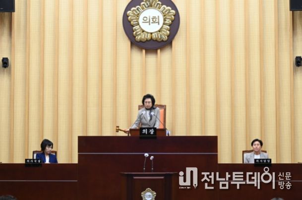 광주 서구의회 고경애 의장이 9일 서구의회 2층 본회의장에서 의사진행을 하고 있다. (사진=광주 서구의회 제공)