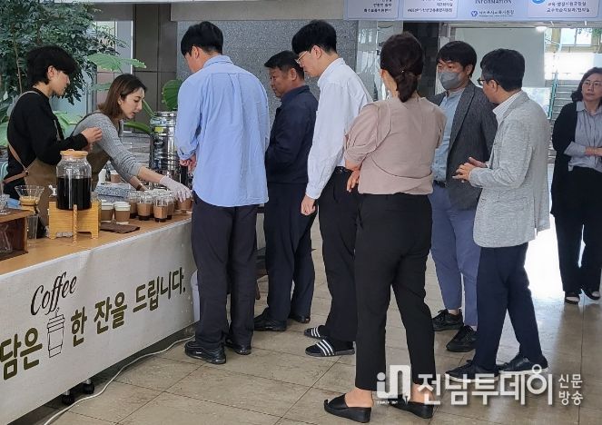 스승의 날 맞아 직원들 모닝커피 훈훈한 출근길