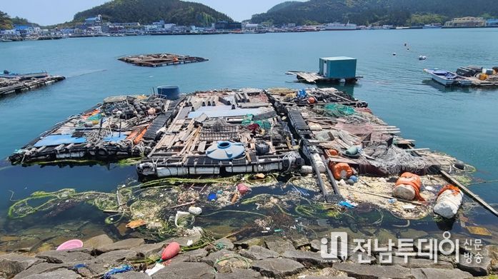 흑산항 방파제 옆 해상 방치 폐기물