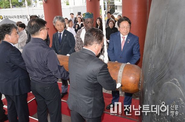 민주의 종 타종식