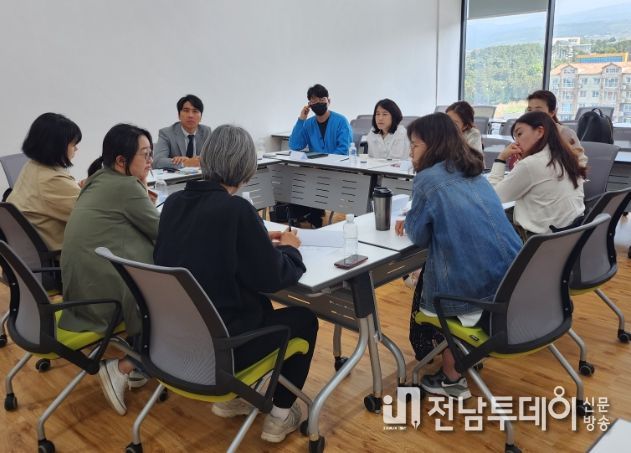 정서적 어려움을 겪는 학생 담임을 위한 전문의와 함께하는 집단상담