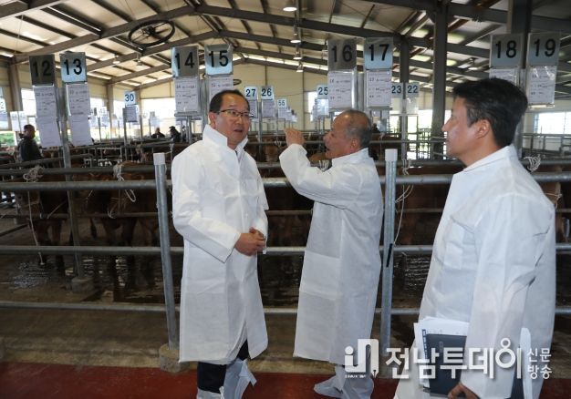 제주축협 가축시장 현장 방문한 강병삼 제주시장