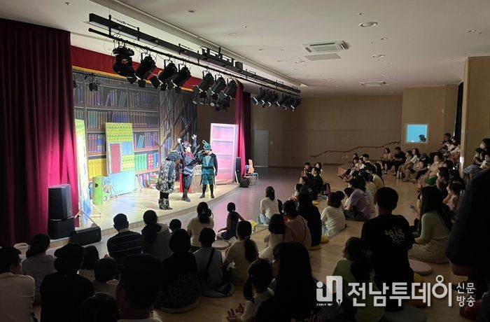 광양시가족센터, 가족뮤지컬 '책 먹는 여우' 공연