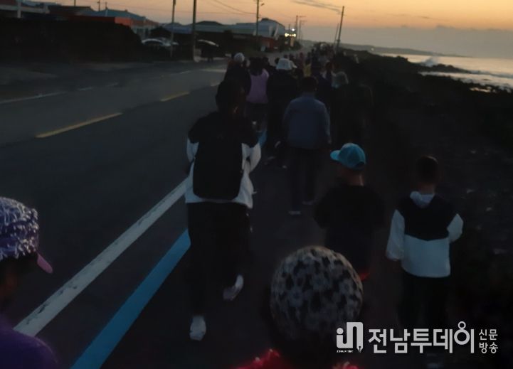지역주민과 함께 걷는 신산리 전 주민 건강걷기
