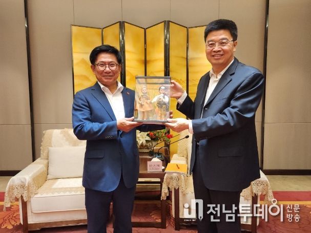 김경학 의장과 쑨다하이(孙大海)부주임