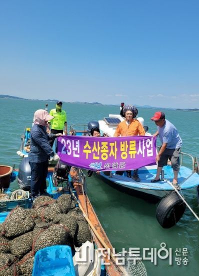 지난 6월 8일(목) 신안군 지도읍 선도지선(어촌계장 김영민)에서 어촌계원들과 함께 바지락 3.3톤을 살포하고 있다.