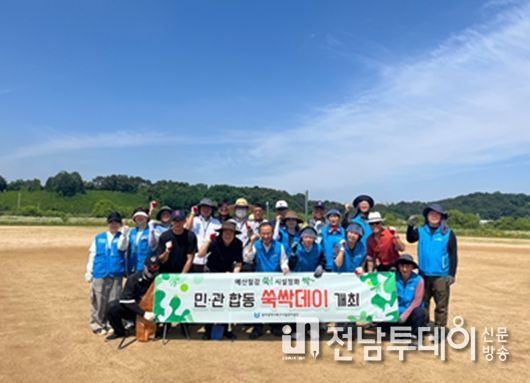 광주북구시설관리공단과 야구동호회, 동구장애인 복지관이 쑥싹데이에 함께 참여 하고 기념했다. 사진제공=북구시설관리공단
