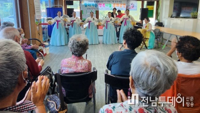 14일 나산면 소망뜰에서 실시된 함평나르다 예술단의 문화공연 봉사활동 모습