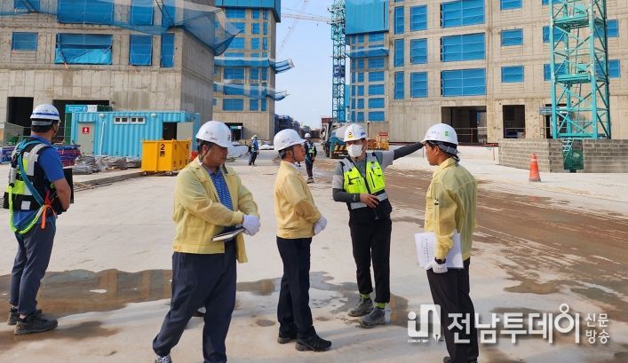 강영구 부시장 나주역리버파크자이 아파트 신축 공사현장 점검 장면
