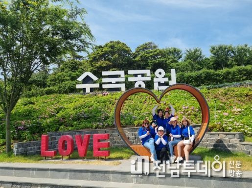 도초 수국공원에서 멘티들 기념 촬영
