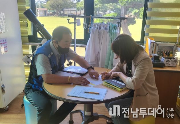 학교 과학실험실 시약장 정리 지원