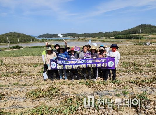 지난 5월 25일 장산면과 북항동 주민대표 및 공무원들이 일손부족 농가를 대상으로 농촌일손 돕기를 추진하고 있다.