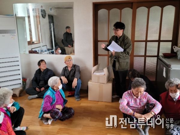 보성군 장내 기생충 감염 양성자 무료 투약 실시_보성군 보건소 관계자가 미력면 ○○마을 회관에서 기생충 퇴치사업을 설명하고 있다