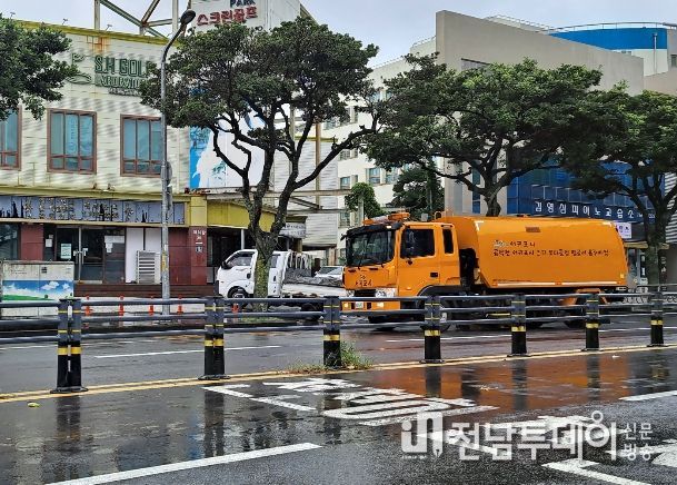 노면청소차 장마철 청소운행(서홍동)
