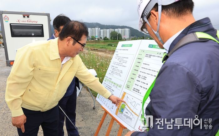 이상익 함평군수가 26일 함평읍 내교리를 방문해 현장 점검을 실시하고 있다
