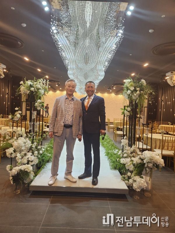 왼쪽부터 원WK엔터테인먼트 원정희 회장과 엔터스타 이찬석 회장