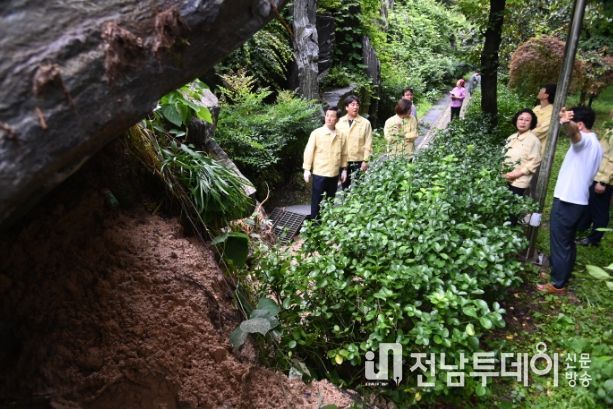 서구의원들이 폭우 피해 현장 점검을 하고 있다. (사진=광주 서구의회 제공)