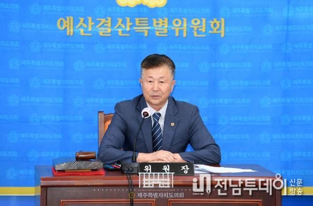 소회의실에서 제418회 제1차 정례회 폐회중 예산결산특별위원회 회의가 개최 되어 제12대 전반기 2기 예산결산특별위원장에 양용만 의원, 부위원장에 박두화 의원이 선출되었다.