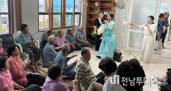 보성군립국악단 국악 공연을 펼쳐 주민들에게 큰 호응을 얻었다