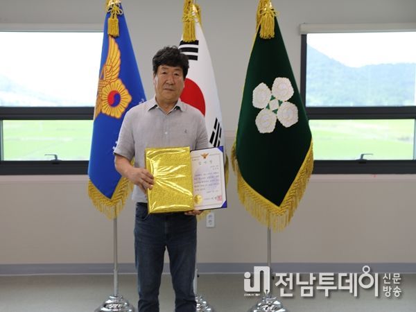 감사장을 수여받은 시민영웅 김씨의 모습