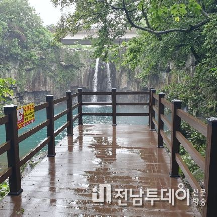천제연폭폭 전망테크 설치모습