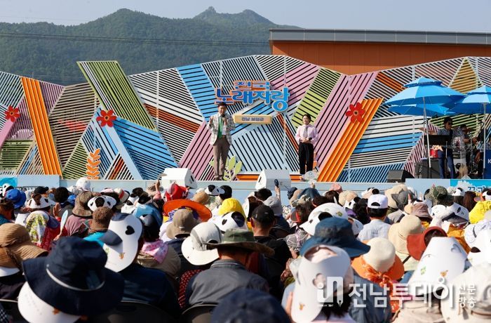 ‘KBS 전국노래자랑, 보성군편’ 8월 6일 방영_김철우 보성군수, 김신영MC가 무대에 올라 있다.