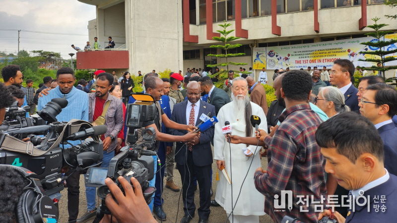대회 기간 중 16개 방송국이 몰려들어 세계홍익태권도연맹 이천공 총재를 인터뷰 하고 있다. 사진제공 세계홍익태권도연맹