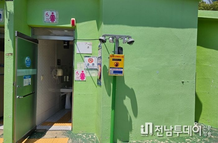 목포시가 CCTV와 불법촬영 감지장치를 설치해 안전한 공중화장실 환경을 조성해 나가고 있다.