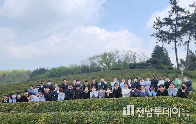 보성군, 국가중요농업유산 보성 차 체험 인기 UP!_찻잎따기 체험후 차밭 기념 사진을 찍었다.