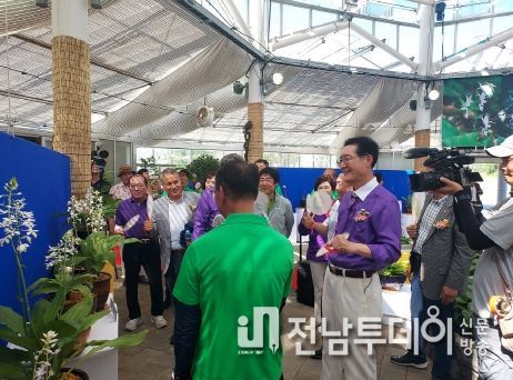참석자들이 2023 여름새우란 전시작품을 관람하고 있다.