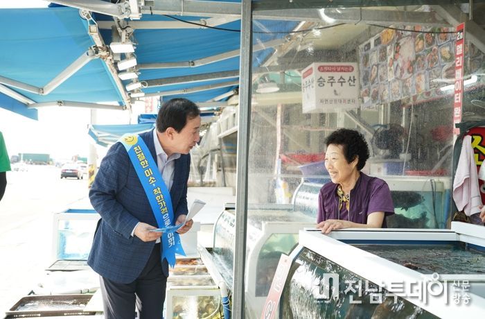 목포시가 북항 상가 밀집지역에서 전국(장애인)체전 성공개최를 위한 캠페인을 전개했다.