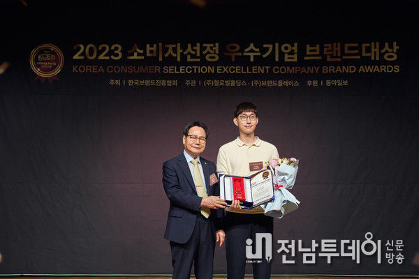 XD잉글리쉬 박지훈 대표(오른쪽)