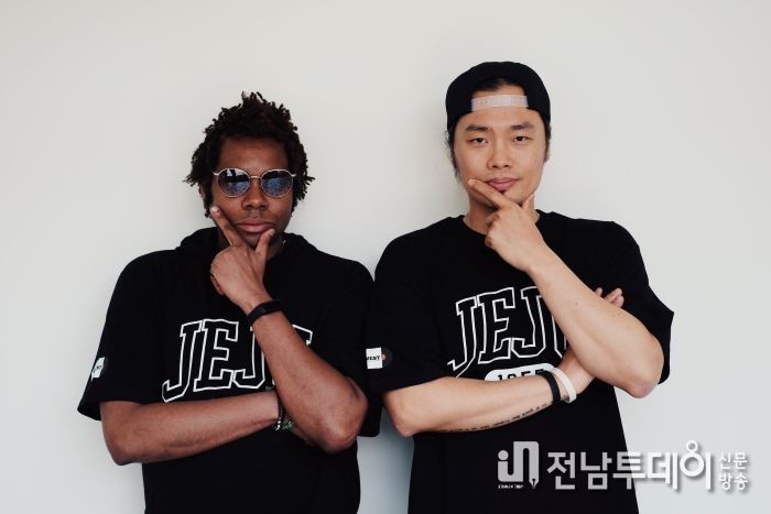 제주지역 DJ 크루인 64WEST는 12년 경력의 DJ ROBO를 중심으로 미국 출신 DJ JINJAY와 전문 포토그래퍼 DASIM-E까지, 국적과 성별이 다른 이들이 모여 각자 다른 재능으로 2022년부터 제주에서 왕성한 팀 활동을 하고 있으며 이번에 (주)루프탑인클럽과 함께 하기로 했다.