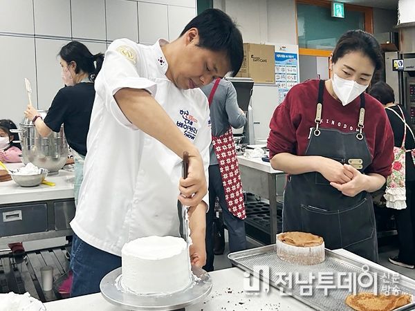 평생학습과정 중 베이커리디저트 교육하는 모습