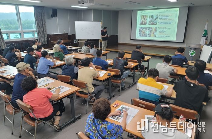 딸기 병해충 관리 기술 교육 모습