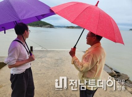 지난 23일 나르발호 선원들 상륙장소 ‘세항포(現 월포해변)’ 답사하고 있다. (왼쪽부터 에마뉘엘 후 교수, 김창업 비금면장)