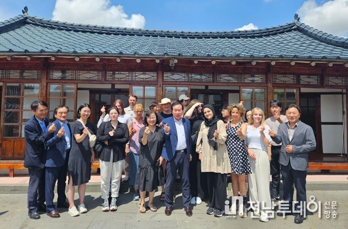 목포시가 외국인 관광객을 유치하는 여행사에 파격적인 인센티브를 지원하는 등 외래관광객 유치에 발벗고 나선다.