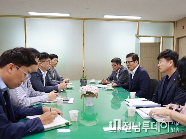 이상익 함평군수가 LH빛그린사업단을 방문한 모습
