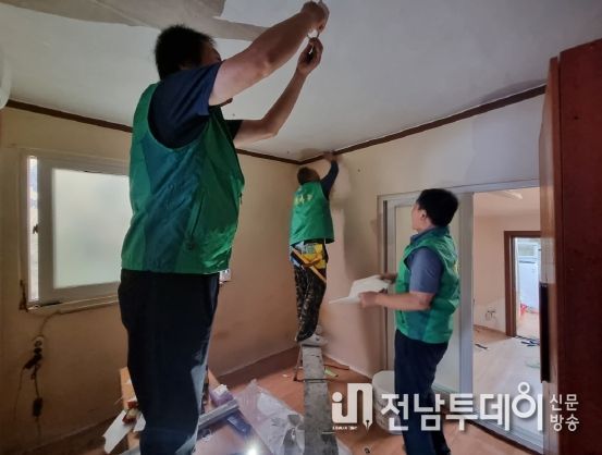 목포시 연동 새마을협의회, 주거취약세대 집수리 봉사 펼쳐