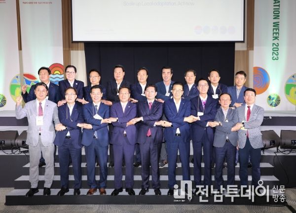 지난 30일 박우량 신안군수(앞줄 오른쪽에서 3번째)가 인천 송도 컨벤시아에서 개최한 ‘대한민국 지방정부 기후적응 선언식’에 참석하여 지방정부 단체장 등 참석자들과 기념 촬영을 하고 있다.