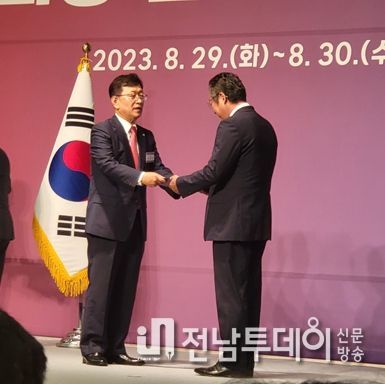 민주평통해남군협의회장에 윤영삼 ㈜문엔창건축사 사무소 전무이사 임명