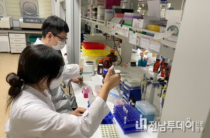 함평군 농업기술센터 ‘농산물 안전성 분석실’에서 실시되는 잔류농약 분석 모습