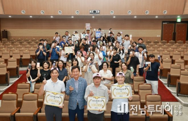 완도군, 청렴 문화 확산 '골든벨 울리고, 사진관 인기'
