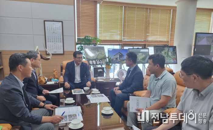 이상익 함평군수와 전라남도 도로관리사업소 관계자의 면담 모습