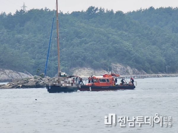 전남 완도해역 사후도 인근해상 좌초 요트, 승선원 2명 안전상태 확보