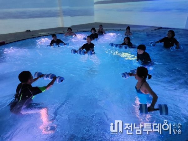 완도 해양치유센터 명상풀에서 수중 운동하는 모습