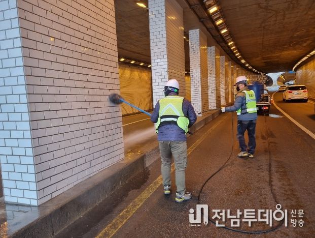 목포시가 양을산과 갓바위터널, 옥암지하차도 청소를 19일부터 이틀간 진행한다. / 사진은 지난해 청소하고 있는 모습 / 목포시 제공